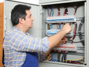 Trocar uma lâmpada LED é um processo simples, mas requer algumas precauções para garantir a segurança. Antes de iniciar, é essencial desligar a energia do circuito. Como Trocar Uma Lâmpada de LED Sem Risco de Choque