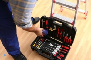 Para facilitar a troca, especialmente em locais de difícil acesso, considere o uso das ferramentas corretas. Essa é um medida de segurança essencial. Como Trocar Uma Lâmpada de LED Sem Risco de Choque