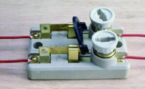 A manutenção regular dos sistemas elétricos é essencial para prevenir problemas como o fusível queimado. Fusível Queimado em Casa, Como Resolver o problema