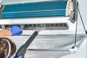 Ar-condicionado, embora a tecnologia inverter ofereça inúmeras vantagens, a manutenção do ar-condicionado continua sendo essencial para garantir seu desempenho ideal. Ar-Condicionado, Como Limpar O Condensador você mesmo?
