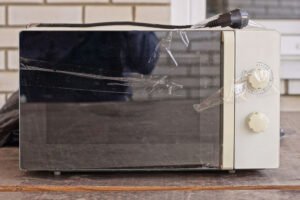 Forno Microondas, ver faíscas dentro do micro-ondas pode ser assustador, mas geralmente é um problema que pode ser resolvido com algumas medidas simples. Forno Microondas problemas comuns, resolva você mesmo