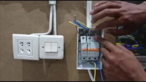 Compreender como instalar um interruptor duplo pode parecer desafiador à primeira vista, mas com o conhecimento certo, essa tarefa se torna bastante acessível. Passo a Passo: Instalar Um Interruptor Duplo Sozinho