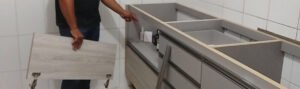 Optar por um armário planejado pode transformar não apenas o espaço físico, mas também a forma como você interage com o ambiente ao seu redor. Passo a Passo: Montar Um Armário Planejado Sozinho