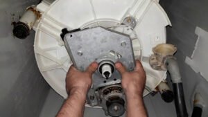 Identificar escovas do motor gastas pode ser a chave para resolver um problema motor máquina de lavar antes que ele se agrave. Como Saber Se Sua Máquina de Lavar Está com Problema no Motor