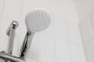 Existem várias situações em que a instalação de um redutor de pressão água no chuveiro se torna necessária. Como Instalar Um Redutor de Pressão de Água