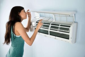 Manter o ar-condicionado em perfeito estado é essencial para garantir seu funcionamento eficiente e prolongar sua vida útil. Ar-Condicionado, Como Limpar O Condensador você mesmo?
